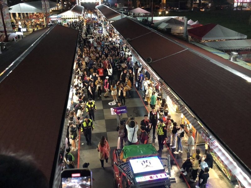 日本盛岡山車9日晚間受邀到花蓮踩街遊行，為東大門夜市帶來人潮，但卻有民眾發現，帶領長官、貴賓隊伍的前導車上方竟出現「奠」等喪事用語。（民眾提供）中央社記者張祈傳真 113年11月9日