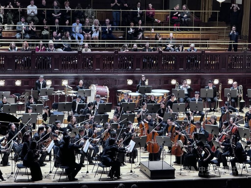 國立台灣交響樂團8日晚間在布拉格演出曲目豐富多元,涵蓋台灣、捷克、俄羅斯作曲家作品,以及貝多芬經典曲目。中央社記者劉郁葶布拉格攝 113年11月9日