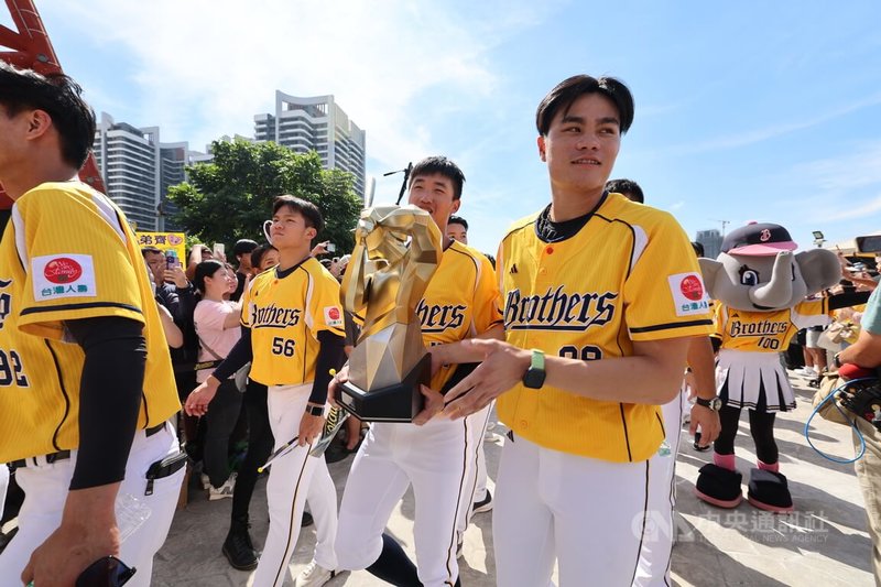 遊行隊伍抵達終點站台中洲際棒球場,球員宋晟睿(前右)等人踏上階梯進入球場。中央社記者趙世勳攝 113年11月9日