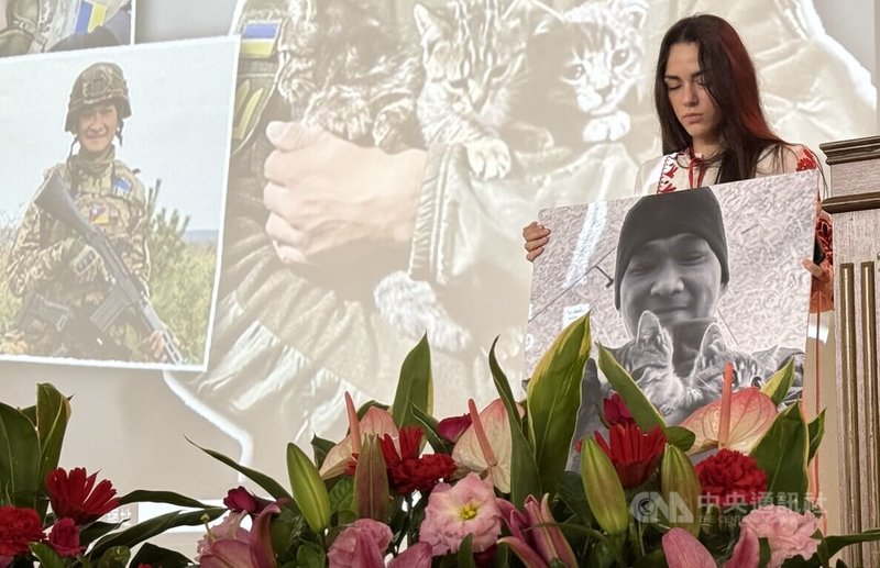 彰化企業家白璨榮自掏腰包整修達使用年限的救災車輛捐助烏克蘭,9日在伸港鄉公所辦理第4批、60多輛車捐贈儀式,會中在台烏克蘭人追悼在烏克蘭戰死的台灣籍志願兵吳忠達。中央社記者蕭博陽彰化縣攝 113年11月9日