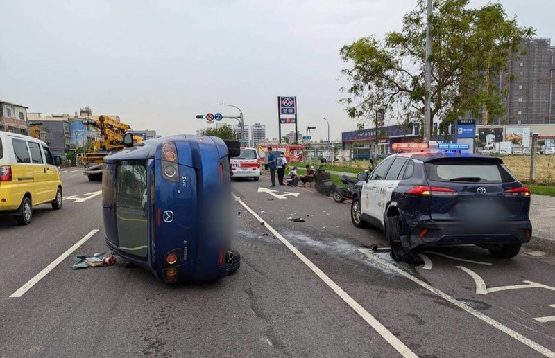 高雄市政府警察局小港分局警員8日處理營口路慢車道車禍時，路旁警用巡邏車遭楊姓男子駕車追撞，楊姓男子車輛翻覆。（高雄市小港警分局提供）中央社記者洪學廣傳真 113年11月9日