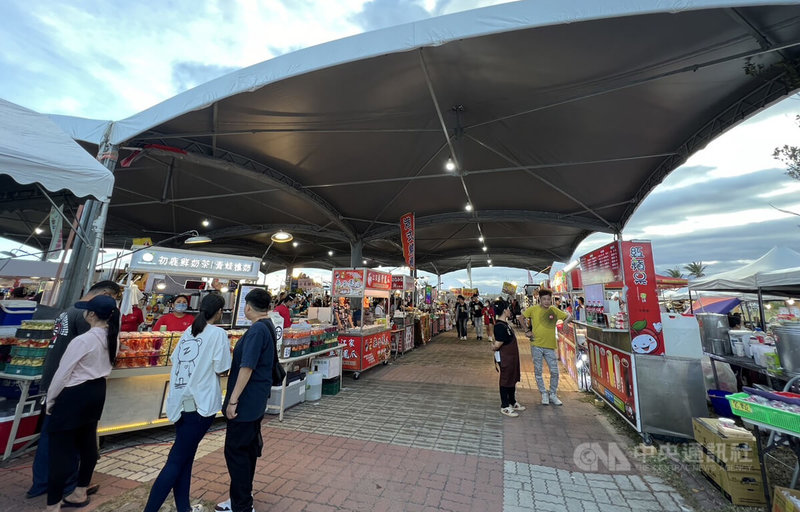 台東縣政府9日起連續2晚在台東市國際地標舉行「嗨!出發吧來台東」演唱會,邀請多組歌手藝人輪番演出,周邊並設置美食區。中央社記者盧太城台東攝 113年11月9日