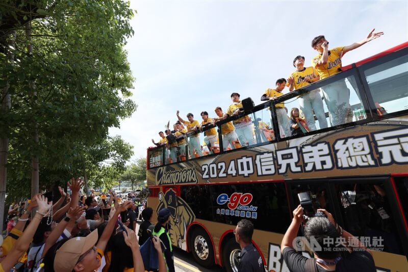 中職中信兄弟隊封王遊行9日從台中市政府前廣場出發,終點回到台中洲際棒球場,球迷熱情夾道歡迎。中央社記者趙世勳攝 113年11月9日