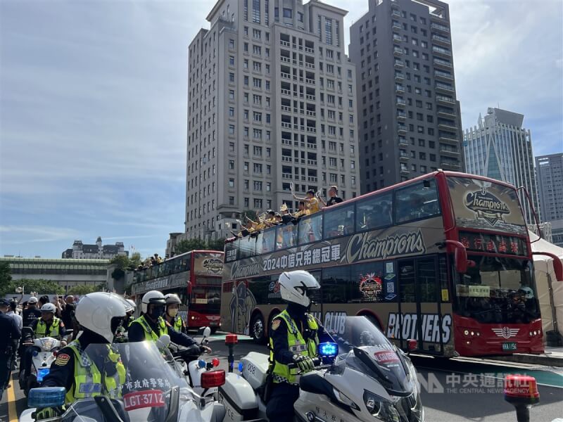 慶祝台中地主隊中信兄弟隊今年勇奪中華職業棒球大聯盟總冠軍,台中市政府攜手中信兄弟球團9日舉辦封王遊行感謝祭,遊行隊伍從市政公園出發,警用機車支援前導開道。中央社記者郝雪卿攝 113年11月9日