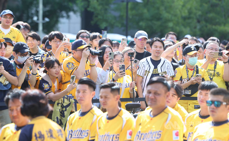 中信兄弟隊9日舉辦封王遊行感謝祭,隊伍從台中市政府廣場前出發,前進終點台中洲際棒球場,吸引不少球迷共襄盛舉。中央社記者趙世勳攝 113年11月9日