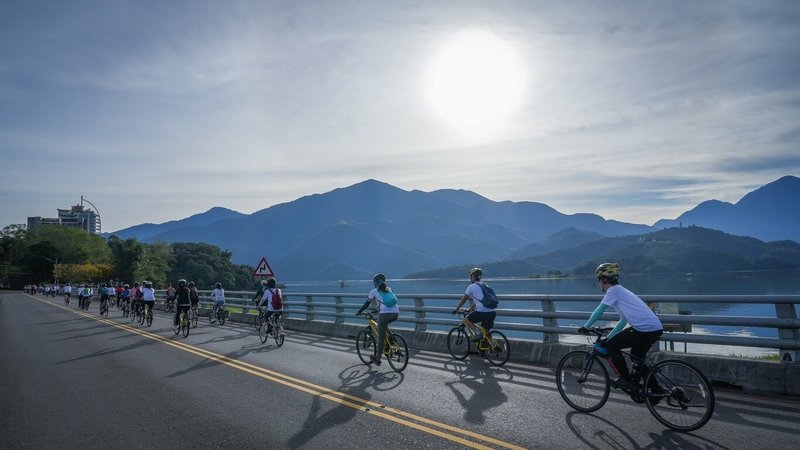 2024 Come!BikeDay自行車嘉年華9日在向山遊客中心熱鬧登場，吸引國內外逾2500名車友「騎聚」，大批車友都盛讚日月潭絕美的湖光山色。（日月潭國家風景區管理處提供）中央社記者蕭博陽南投縣傳真  113年11月9日