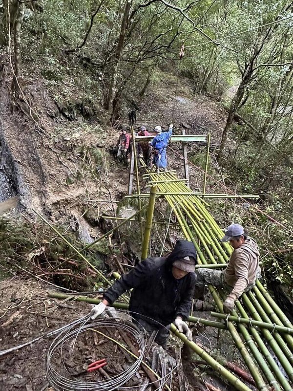 颱風康芮導致新竹縣尖石鄉司馬庫斯部落聯絡道中斷，150名族人一度受困，部落頭目近日帶領族人一起重建家園，自行搭建竹子便橋以利通行。（司馬庫斯部落議會提供）中央社記者魯鋼駿傳真 113年11月9日