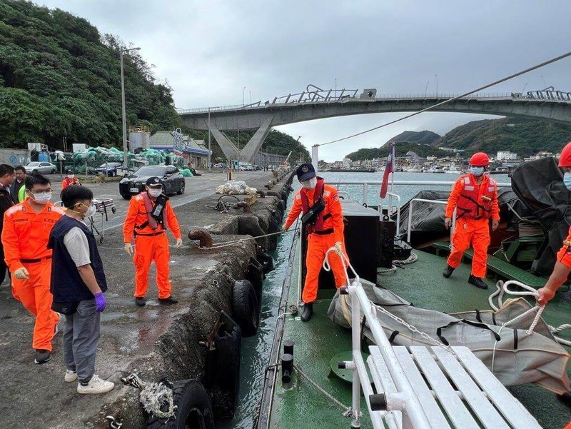 宜蘭縣壯圍鄉大福海域9日發現1具女性浮屍，蘇澳海巡隊獲報前往打撈，經檢視遺體已明顯腐爛，死者身上沒有穿著衣物，左手配戴中性FOSSIL機械手錶及鐵製手環。（蘇澳海巡隊提供）中央社記者王朝鈺傳真  113年11月10日