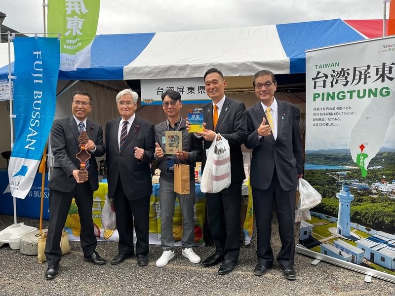 屏東縣政府應邀出席日本靜岡清水港鮪魚祭，設攤呈現屏東多元文化、物產與觀光資源，盼吸引日本旅客到屏東觀光與品嚐美食，開啟雙方城市交流新契機。（屏東縣政府提供）中央社記者洪學廣傳真  113年11月10日