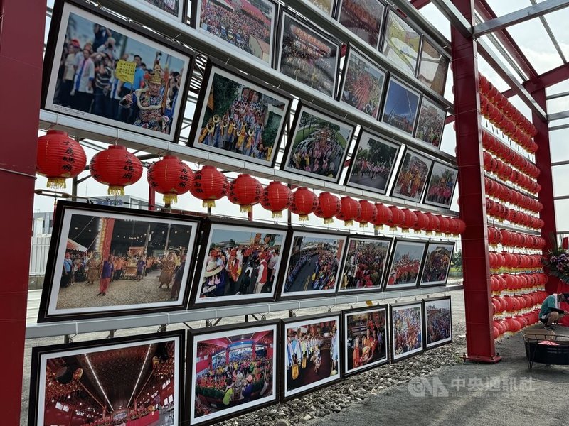 國家重要民俗「雲林六房媽過爐」10日舉行114－115年土庫股過港小爐紅壇新建工程上樑儀式，現場展示30幅各陣頭歷年來護持六房媽精選照片，呈現六房媽祖信仰傳承軌跡。中央社記者姜宜菁攝  113年11月10日