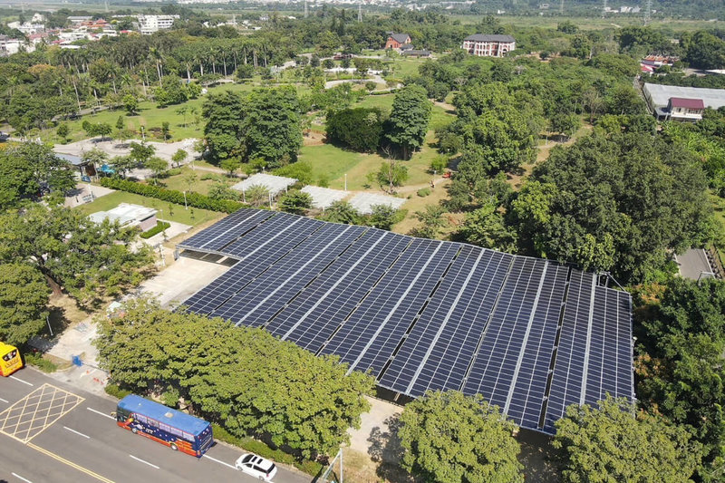 台南山上花園水道博物館打造光電車棚，解決遊客車輛受烈日曝曬問題，獲經濟部能源署2024年優良太陽光電系統光鐸獎肯定。（台南市文化局提供）中央社記者楊思瑞台南傳真  113年11月10日