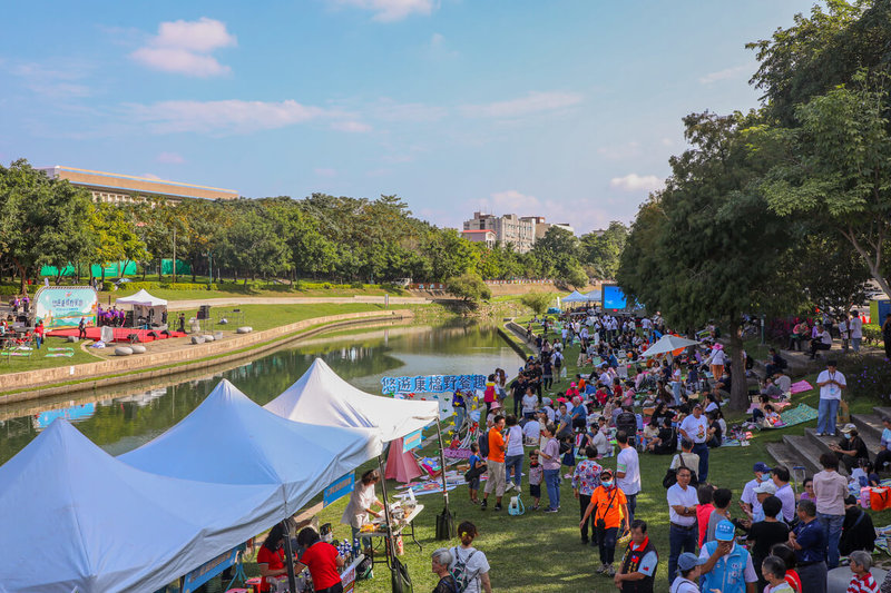 台中市民野餐日10日在29個行政區同步登場，許多民眾前往中興大學康橋水岸公園，開心於草地享受野餐樂趣。（台中市政府提供）中央社記者趙麗妍傳真  113年11月10日