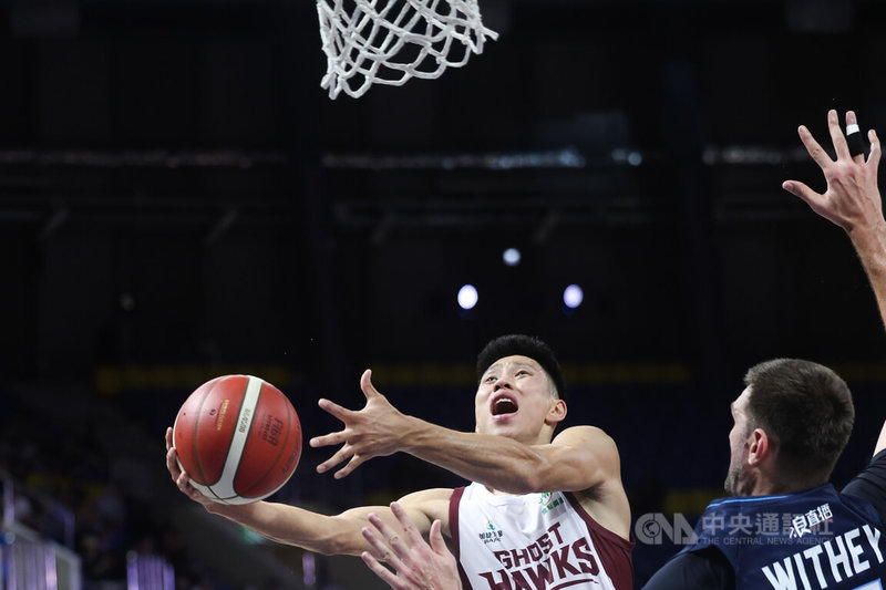 台灣職籃P. LEAGUE+例行賽10日在台北和平籃球館進行,由台南台鋼獵鷹交手台北富邦勇士,獵鷹白薩(持球者)拿下15分,助隊終場以99比93保住勝利。中央社記者吳家昇攝 113年11月10日