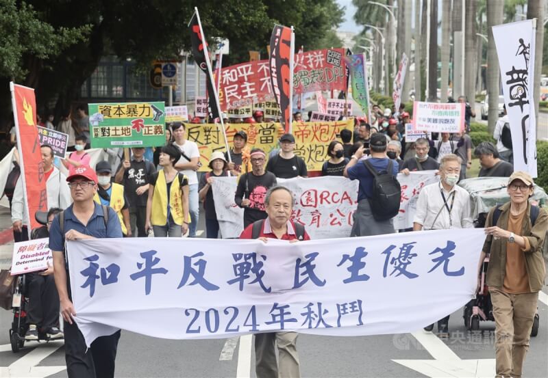 今年有30、40個團體一同上街,盼透過遊行呼籲執政者關注民生議題。中央社記者張皓安攝 113年11月10日