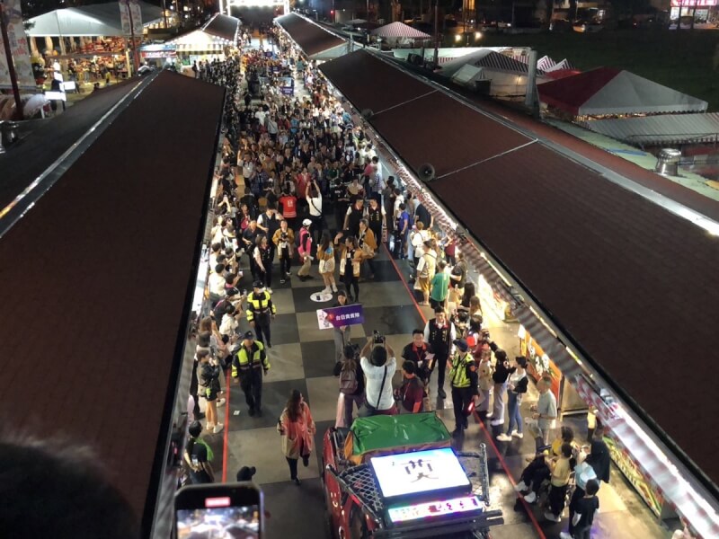 日本盛岡山車9日受邀到花蓮踩街遊行，為東大門夜市帶來人潮，卻有民眾發現帶領長官、貴賓隊伍前方的播音車上出現「奠」等喪事用語。（民眾提供）中央社記者張祈傳真 113年11月9日