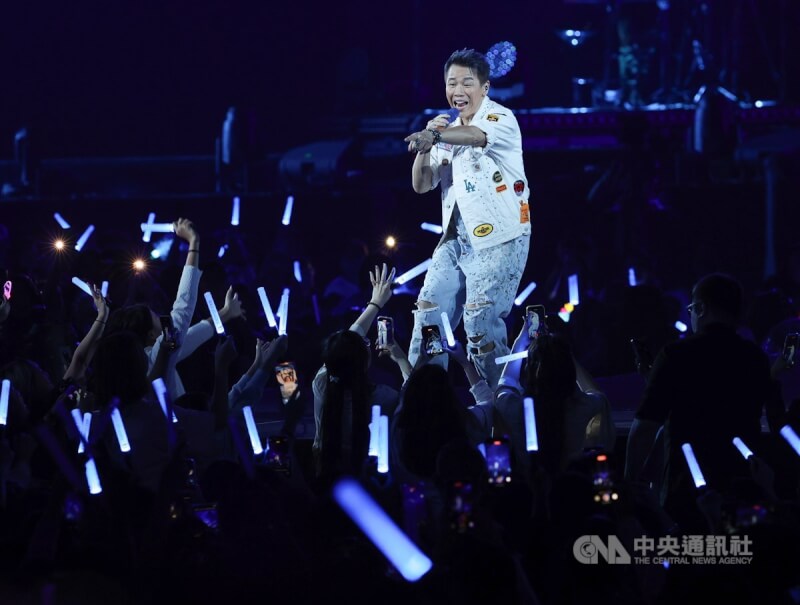歌手陶喆(圖)9日晚間在台北小巨蛋舉辦Soul Power II 世界巡迴演唱會台北場,一連帶來「愛是個什麼東西」、「小鎮姑娘」等多首經典歌曲。中央社記者謝佳璋攝 113年11月9日