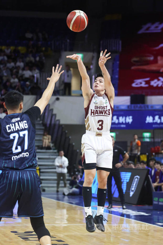台灣職籃P. LEAGUE+聯盟台南台鋼獵鷹10日例行賽在台北和平籃球館與台北富邦勇士交手,終場由獵鷹隊以99比93勝出,陣中谷毛唯嘉(白衣)三分球投7中5,拿下全場最高的23分。中央社記者吳家昇攝 113年11月10日
