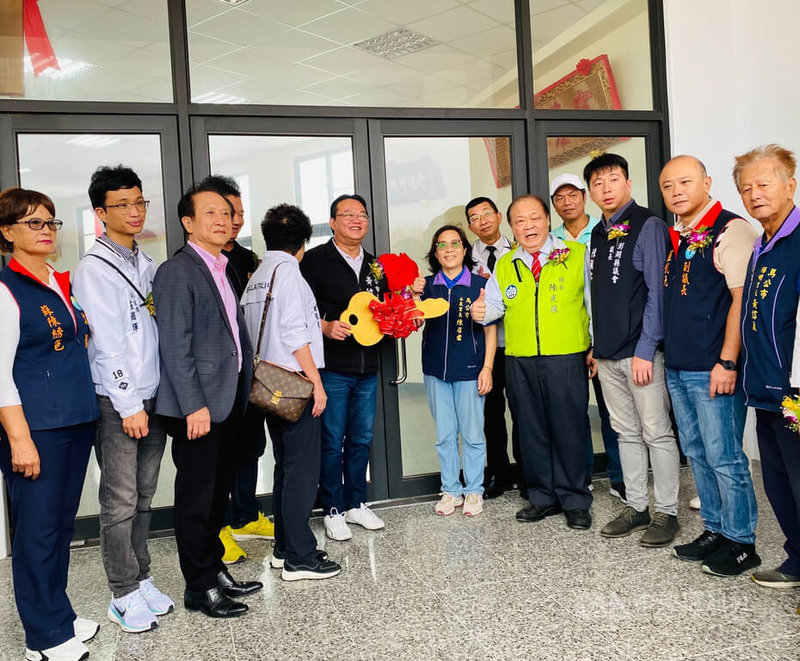 澎湖馬公市石泉里集會所活動中心10日舉行落成啟用典禮,澎湖縣長陳光復(前右4)、馬公市長黃健忠(前右6)等人出席。中央社 113年11月10日