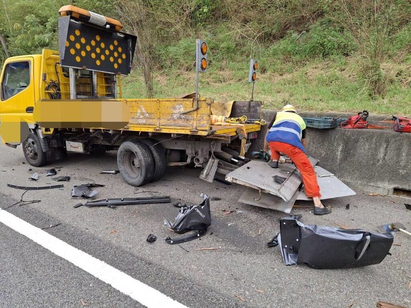 國道1號南下頭屋路段11日上午發生施工車輛遭撞事故，肇事小客車廖姓駕駛受傷送醫，無生命危險，警方表示，廖姓駕駛酒測值零，詳細事故原因待進一步調查。（警方提供）中央社記者管瑞平傳真 113年11月11日