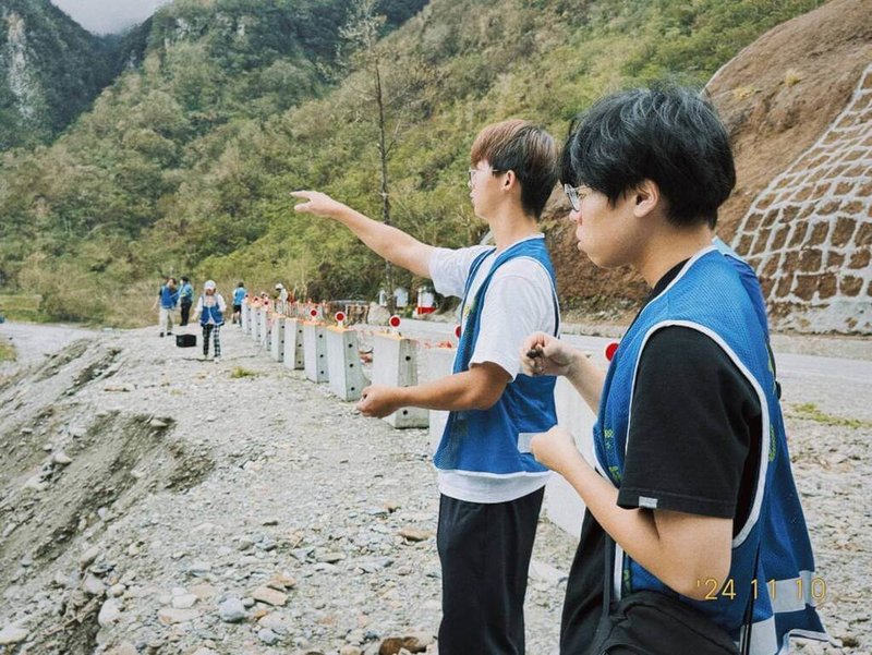 太魯閣國家公園管理處與慈濟大學合作,召集志工採集台灣原生種先驅植物種子做成種子球,10日拋撒於中橫福德祠邊坡,盼阻擋外來植物入侵。(太魯閣國家公園管理處提供)中央社記者李先鳳傳真 113年11月11日