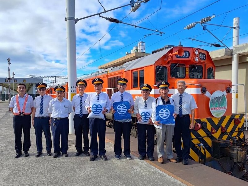 台鐵打造的總統花車33年前首次、也是唯一營運，當時由前總統李登輝搭乘環島視察。台鐵近日開放民眾搭乘，4名當年擔任環島任務的司機員也回娘家，一起搭乘總統花車。（台鐵提供）中央社記者汪淑芬傳真  113年11月11日