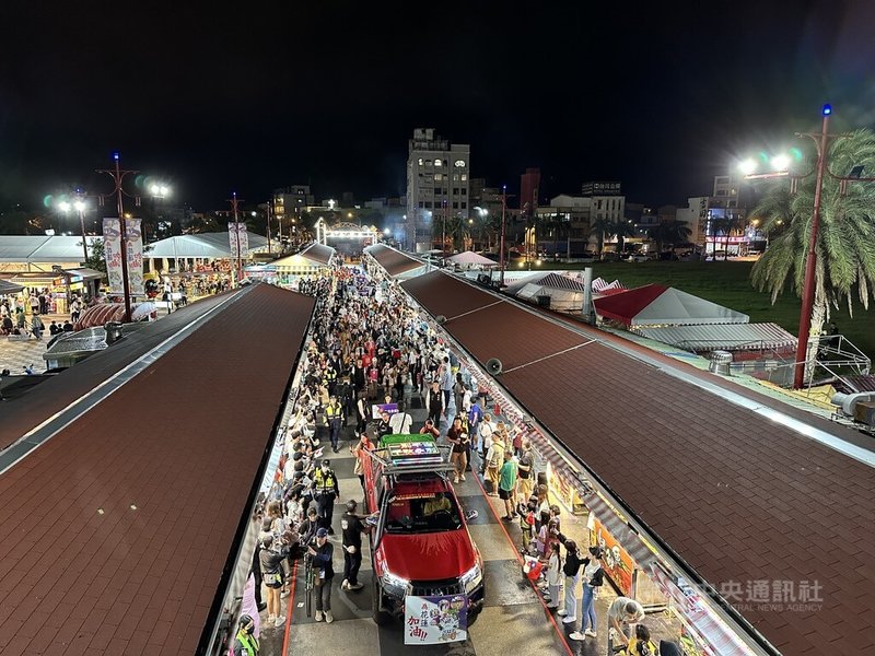 為震後花蓮加油祈福，日本岩手縣盛岡山車9日晚間在東大門夜市踩街遊行，遊街隊伍前導車LED螢幕上竟出現「一別千古」、「千秋永別」等喪事用語輪播。中央社記者李先鳳攝  113年11月11日