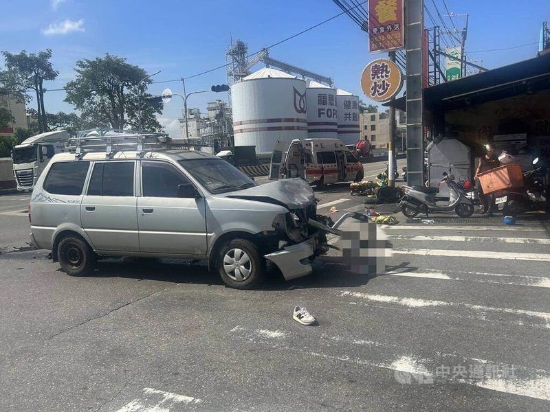 台中市消防局11日指出，大肚區沙田路一段路旁發生小客車與機車碰撞事故，警消到場時機車騎士已無呼吸心跳，送醫仍傷重不治，貨車駕駛未受傷，事故原因待調查。（翻攝照片）中央社記者蘇木春傳真  113年11月11日