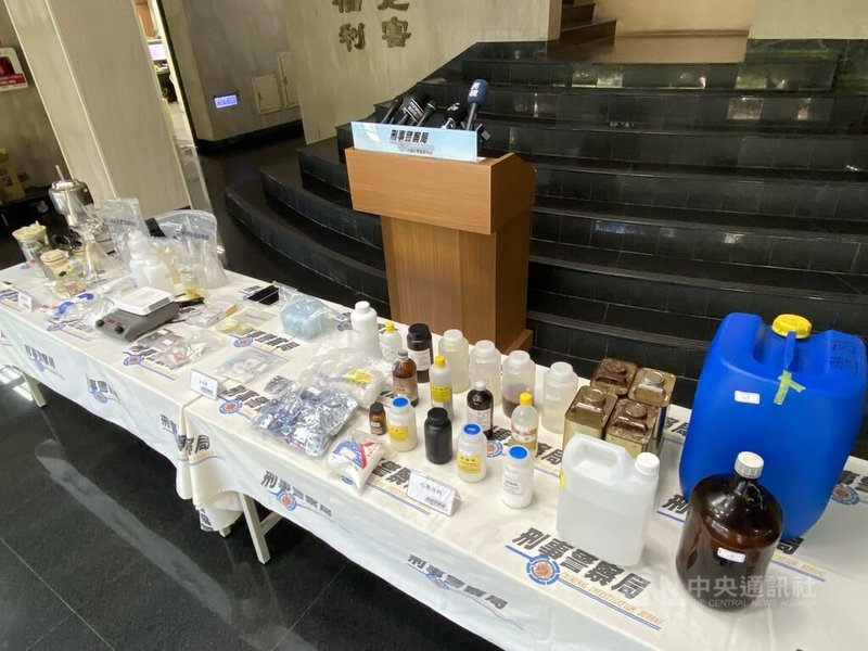 台中徐姓男子自學製毒技術,收購感冒藥後在自家廚房萃取毒品安非他命原料「假麻黃鹼」,刑事局7月間循線查緝,並查扣大量「假麻黃鹼」及製毒工具等證物。(翻攝照片)中央社記者蘇木春傳真 113年11月11日