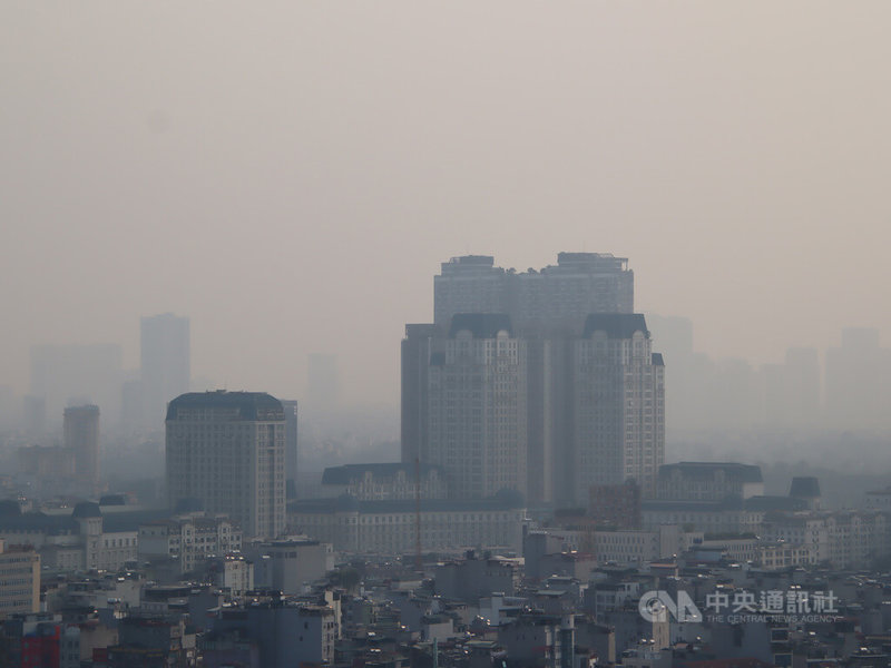 越南首都河內市秋冬時節空污很嚴重，11日下午的河內市區部分空氣品質達到紫色警戒，對人體的健康有不良影響。中央社記者陳家倫河內攝  113年11月11日