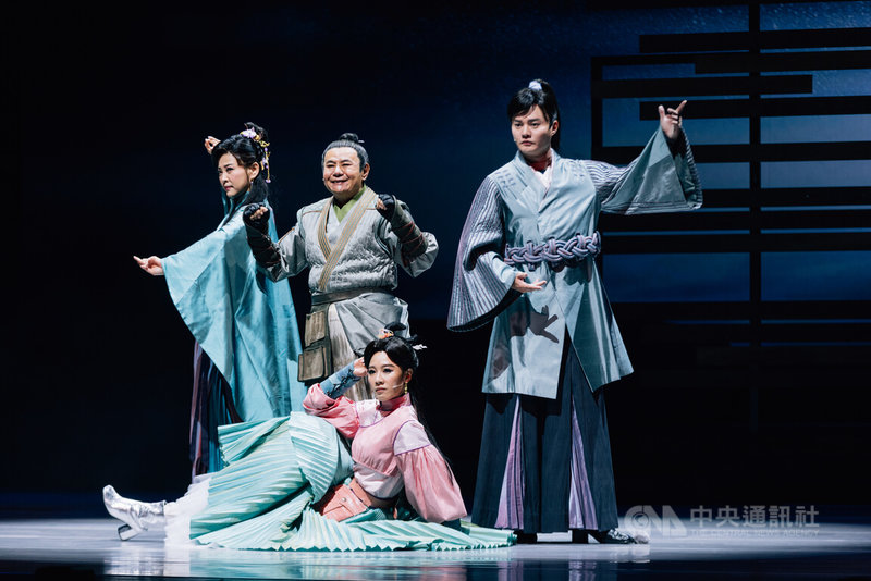 唐美雲歌仔戲團作品「孟婆客棧」電視劇原班人馬方宥心(前中)、方馨(後左起)、蔡振南、許富凱,加入舞台劇版外傳「孟婆客棧:冥星雙飛俠」演出。(國家兩廳院提供,蔡耀徵攝影)中央社記者葉冠吟傳真 113年11月11日