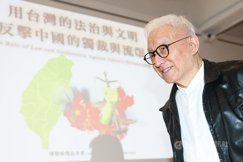 聯電前董事長曹興誠遭中國大陸國台辦列入「台獨頑固分子」清單,曹興誠(圖)11日在立法院開記者會,宣布對國台辦主任宋濤和發言人陳斌華提出刑事自訴,指控兩人涉犯恐嚇危害安全罪。中央社記者吳家昇攝 113年11月11日