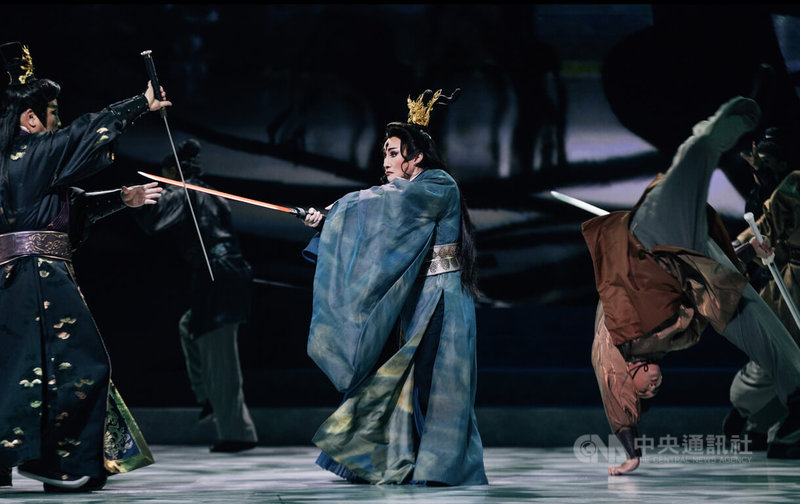 唐美雲歌仔戲團新作「孟婆客棧:冥星雙飛俠」登上國家戲劇院,「人間國寶」資深歌仔戲演員小咪(陳鳳桂)(中)參與演出並扮演關鍵角色。(國家兩廳院提供,蔡耀徵攝影)中央社記者葉冠吟傳真 113年11月11日