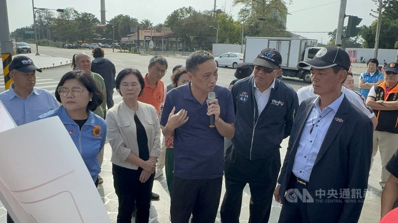 雲林縣北港鎮民主路與台19線路口新增庇護島，由於已造成多名機車騎士摔車，縣長張麗善（前左）11日現勘，要求增加機車道，縮減庇護島面積，確保用路人安全。中央社記者姜宜菁攝  113年11月11日