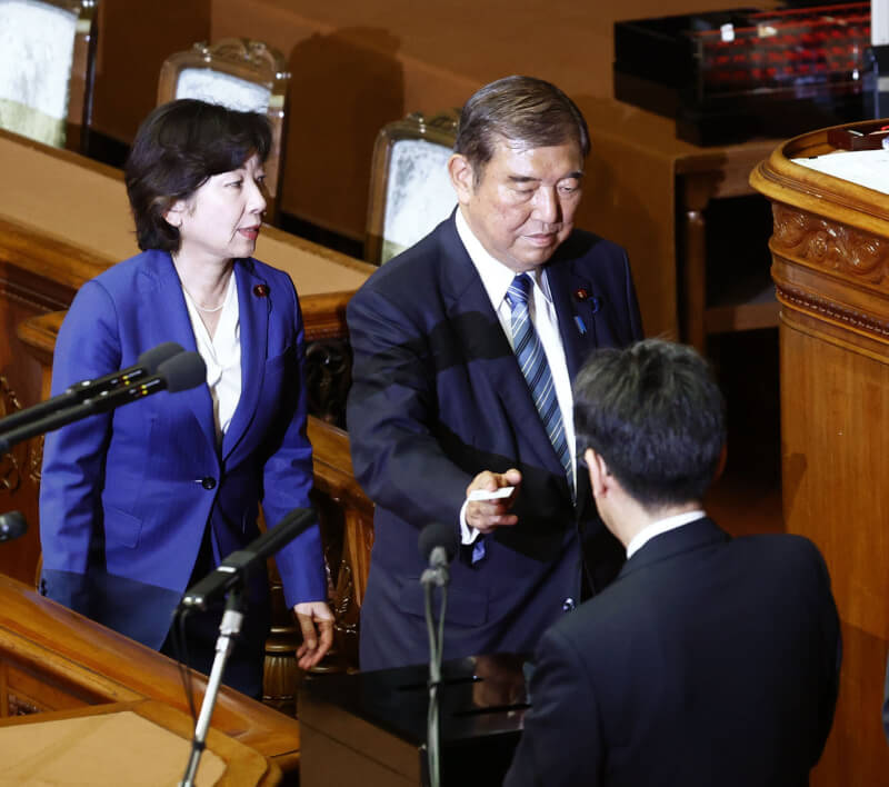 日本首相石破茂（中）11日在首相指名選舉第二輪投票中進行投票。（共同社）