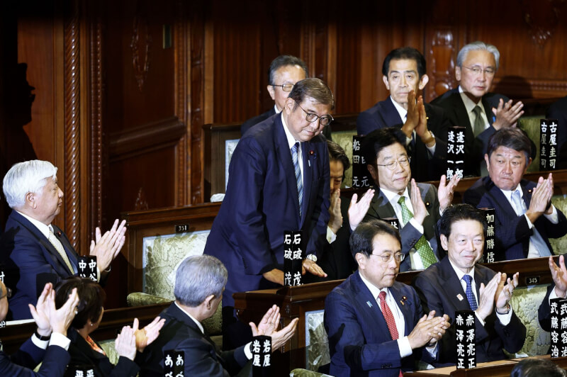 日本首相石破茂（中起立者）11日在第二輪首相指名選舉中勝出，當選第103任首相。（共同社）