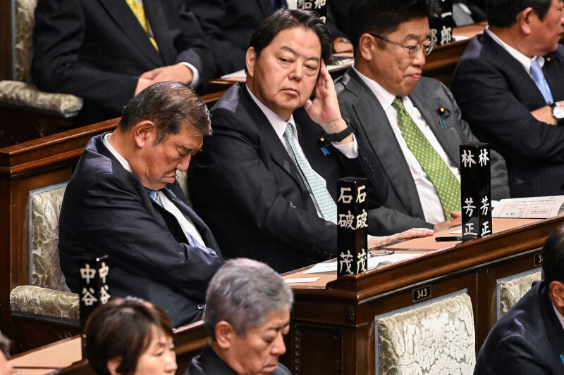 日本11日舉行首相指名選舉，首相石破茂（中排左1）卻被鏡頭捕捉到雙眼閉著、低頭不動，似乎在打瞌睡的模樣。（法新社）