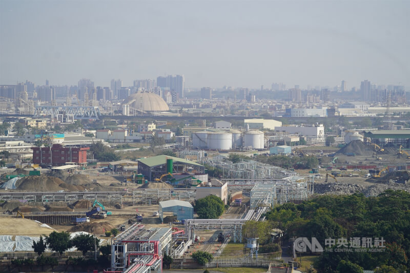 圖為3月楠梓產業園區興建中的台積電高雄廠一景。（中央社檔案照片）