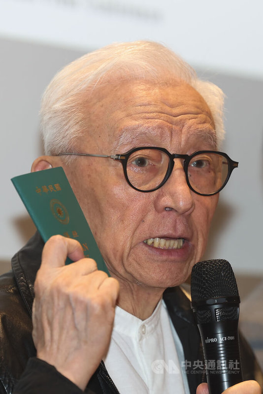 聯電前董事長曹興誠(圖)遭中國大陸國台辦列入「台獨頑固分子」清單;曹興誠11日在立法院舉行記者會,會中手拿中華民國護照表示,他放棄新加坡國籍,拿回中華民護照已經2年,他只有這本護照,沒有其他的護照,中華民國是他唯一的國家。中央社記者吳家昇攝 113年11月11日