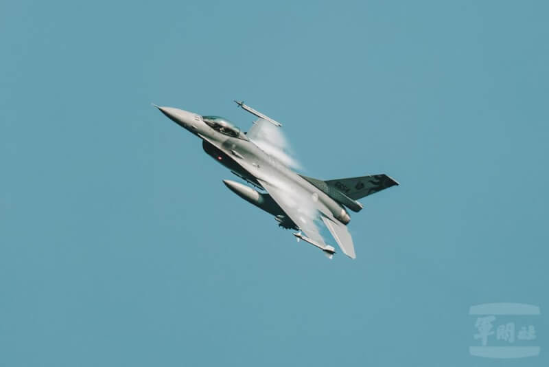 空軍113年戰術總驗收4日至8日舉行，F-16V戰機參與競賽。（軍聞社提供）中央社記者吳書緯傳真 113年11月12日