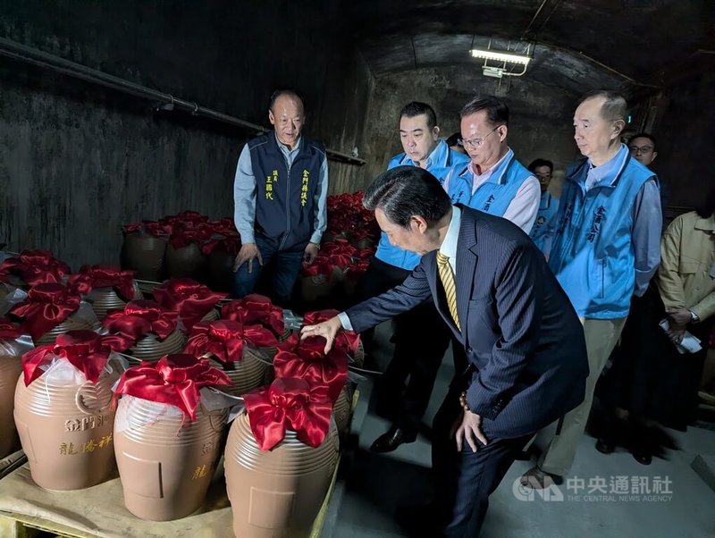 金門光華園酒窖展覽14日起開展,將安排專人導覽金門酒廠獨有戰地坑道儲酒文化,縣長陳福海(前)12日前往視察光華園酒窖環境。中央社記者吳玟嶸攝 113年11月12日