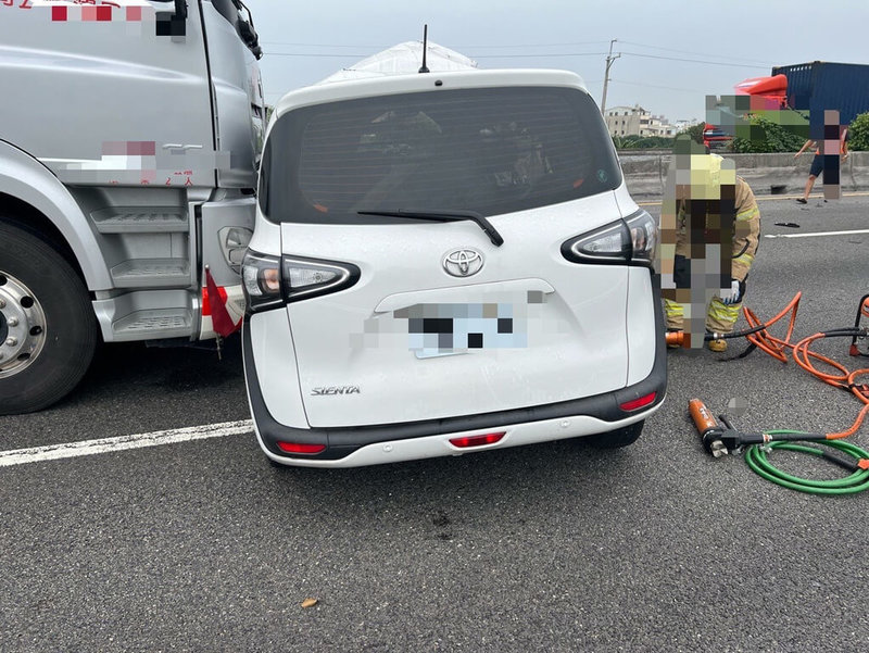 國道1號台南市麻豆路段12日發生半聯結車擦碰撞2輛自小客車，另輛半聯結車又再撞上自小客車，造成3人受傷送醫。（國道警察局提供）中央社記者張榮祥台南傳真  113年11月12日