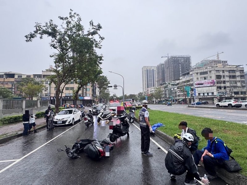 高雄賴姓男子12日上午騎車行經中華二路時，載運的風扇突然掉落，致後方機車急煞不及釀6車追撞車禍，賴男疑涉肇逃部分將依公共危險罪送辦。（高市三民一警分局提供）中央社記者洪學廣傳真  113年11月12日