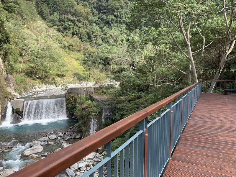 八仙山國家森林遊樂區11月21、22日舉辦「free-自由茶席」活動,邀民眾走入山林,取十文溪水沏茶,挑選自己喜歡一隅,輕鬆品茗享受山林野趣。圖為觀瀑平台一景。(林業保育署台中分署提供)中央社記者趙麗妍傳真 113年11月12日