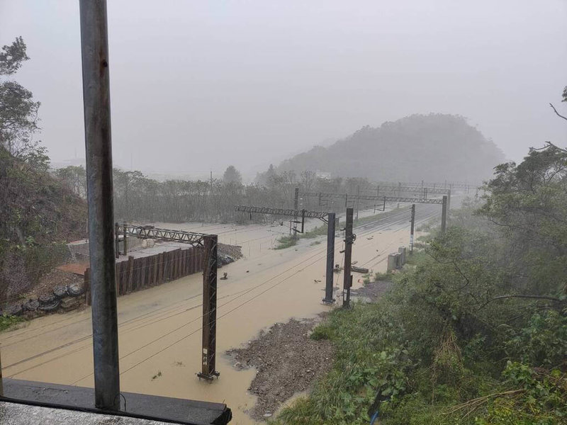台鐵12日指出,受豪雨影響,新馬站與蘇澳新站間東西線(K89+500~600)下午水淹過軌面,雙線不通。(台鐵提供)中央社記者汪淑芬傳真 113年11月12日