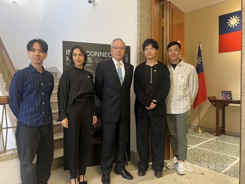 駐教廷使館與文化部合辦「心信相連」當代藝術展,駐教廷大使李世明(中)與義籍策展人宋思婷(Sita Spada)(左2),以及3名台灣藝術家洪譽豪(左1)、黃建樺(右2)、黃盟欽(右1)合影。中央社記者黃雅詩羅馬攝 113年11月12日