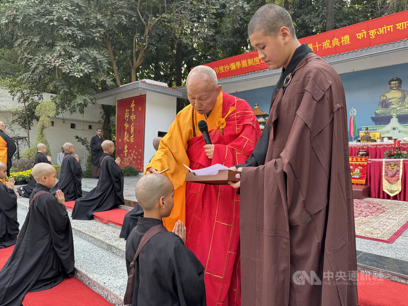 心定和尚（圖中著橘、紅袈裟者）11月12日為佛光山印度沙彌學園的沙彌剃度，讓弘揚佛法再添生力軍。中央社記者李晉緯新德里攝 113年11月12日