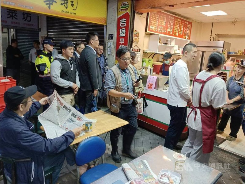 基隆市孝三路多家餐飲店近期因在騎樓擺放桌椅等物屢遭檢舉，市長謝國樑（前右2）12日上午前往孝三路會勘，了解現況並聽取店家說法。中央社記者王朝鈺攝  113年11月12日