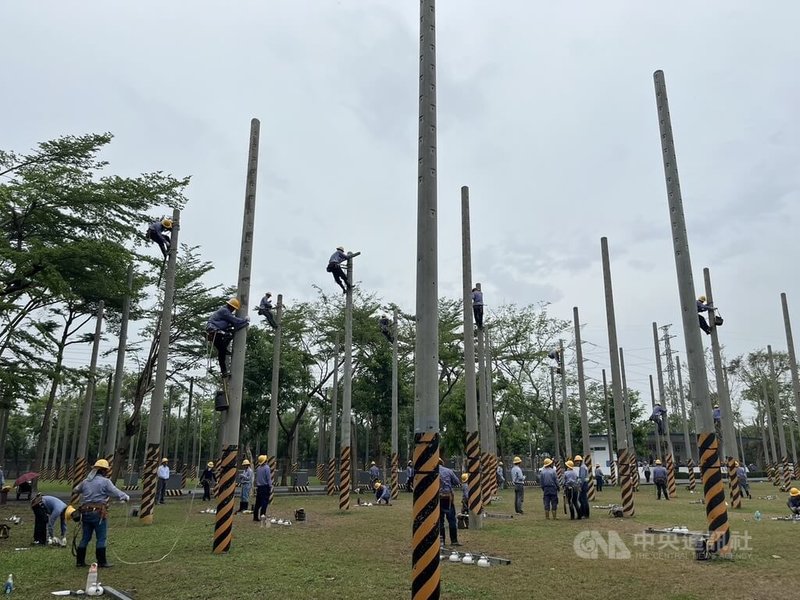 台電「配電線路維護類」新進人員受訓,今年共有432人報到,將在高雄大寮的訓練中心受訓半年,穿戴15公斤的裝備來回登桿。中央社記者林巧璉攝 113年11月12日