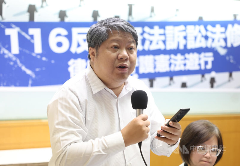 「拒絕憲訴法修惡、1116律師界守護憲法遊行」記者會12日在台大校友會館舉行,律師賴中強(左)指出此次遊行由153名律師發起,希望社會各界人士一同參與,維護台灣民主自由法治。中央社記者趙世勳攝 113年11月12日