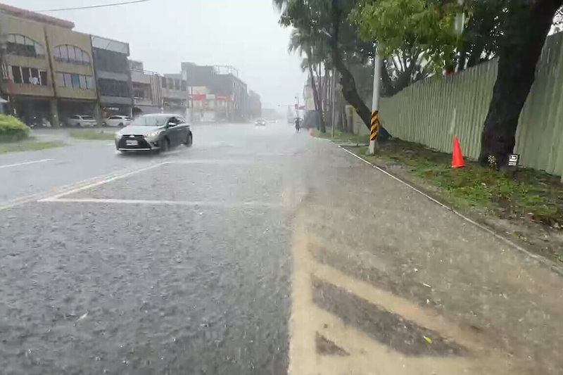 東北季風影響，宜蘭縣羅東鎮部分道路12日上午雨勢不斷，一度積水，影響通行。（讀者提供）中央社記者沈如峰宜蘭縣傳真 113年11月12日